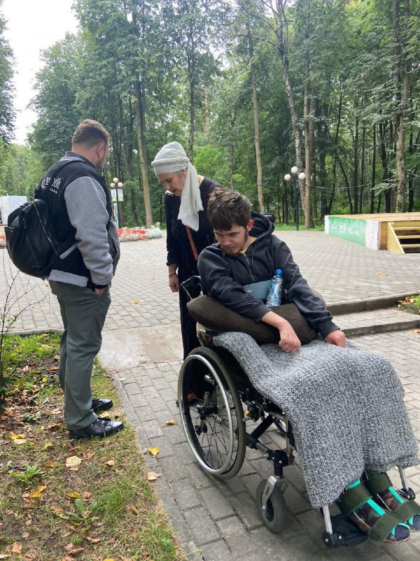 В Городском парке Красногорска оборудовали удобный спуск для маломобильных граждан