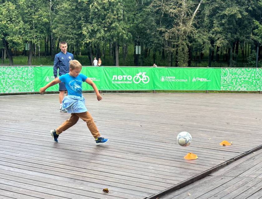 Красногорский футболист провел тренировку для детей на Ивановских прудах 