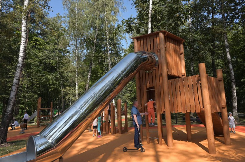 В Городском парке открыли обновленную детскую площадку