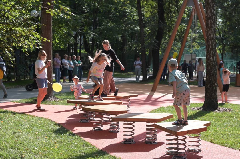 В Городском парке открыли обновленную детскую площадку