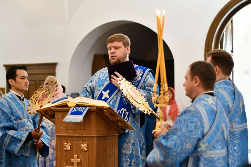 Дмитрий Волков принял участие в Божественной литургии, посвященной празднованию 91-летия округа