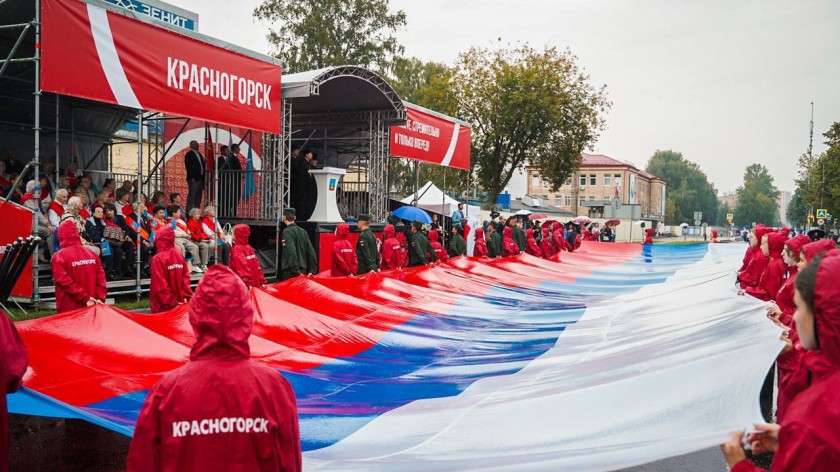 10 тысяч красногорцев- тружеников торжественным маршем прошли по исторической улице Речной