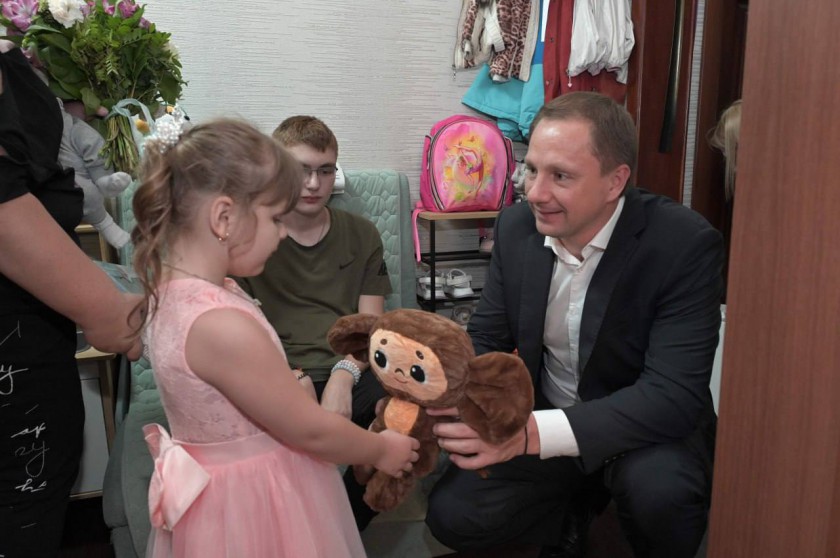 Дмитрий Волков подарил коляску для новорожденного многодетной семье