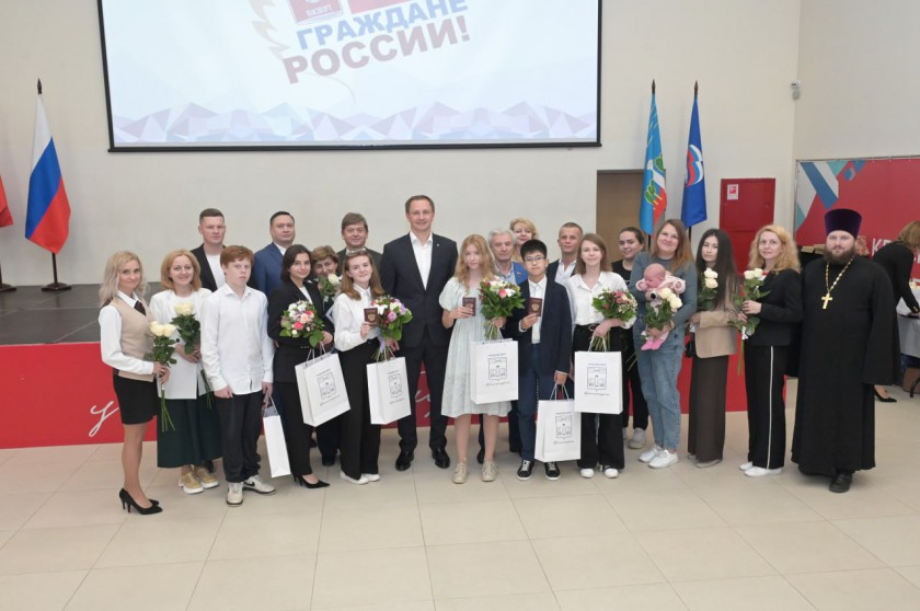 Дмитрий Волков вручил паспорта шестерым юным красногорцам