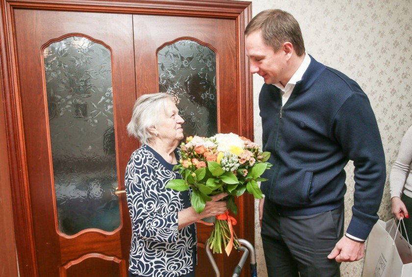 Дмитрий Волков поздравил жительницу Красногорска с 85-летием