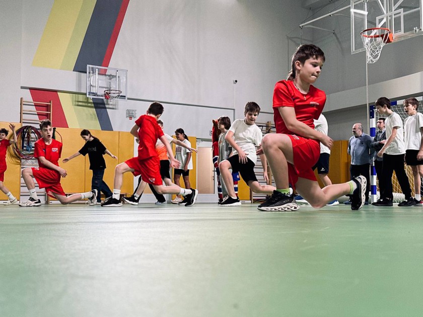 Полезный опыт: хоккеисты «Академии СКА – Юниор» провели разминку с красногорскими школьниками