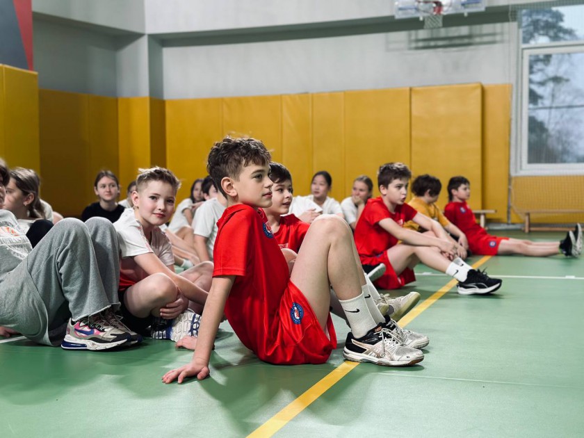 Полезный опыт: хоккеисты «Академии СКА – Юниор» провели разминку с красногорскими школьниками