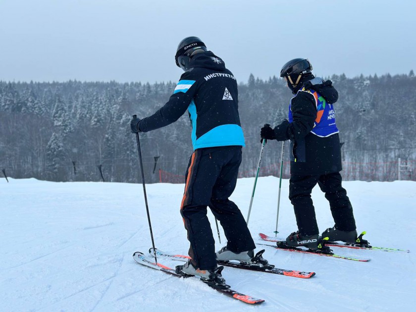 В Красногорске для детей с ОВЗ действует программа реабилитации на горных лыжах