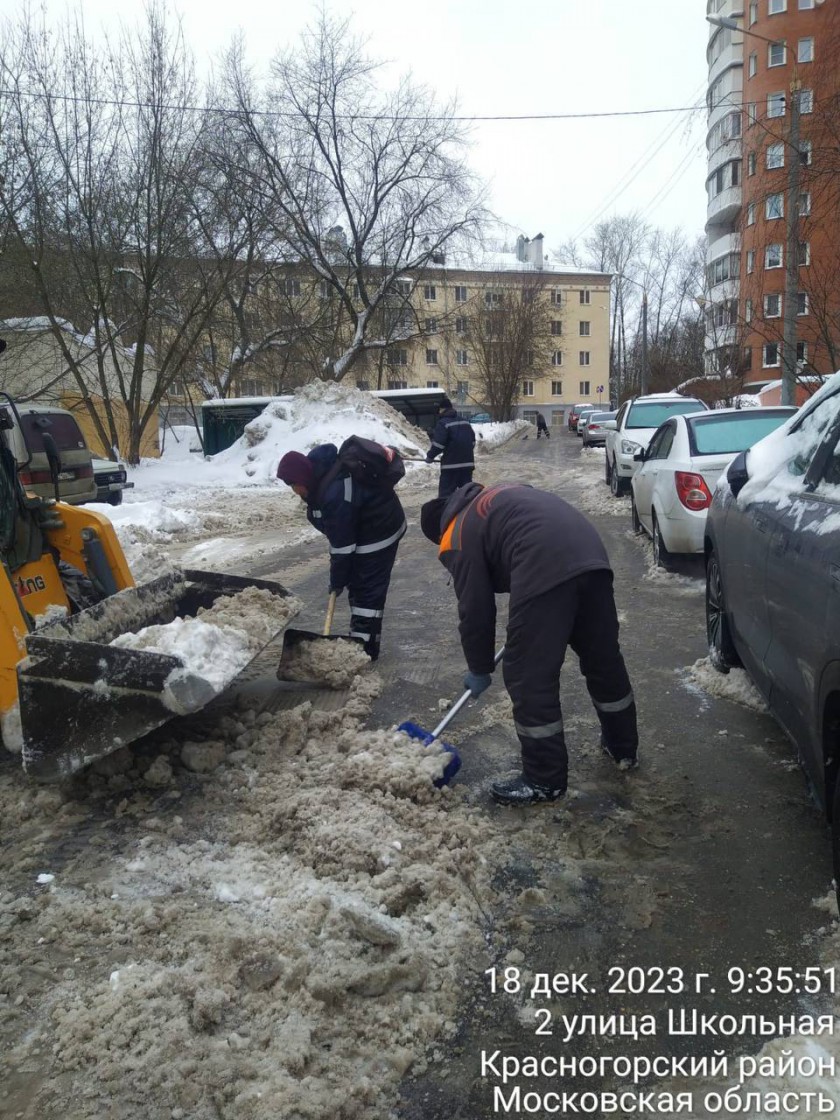 Свыше 1800 человек и 400 единиц техники расчищают Красногорск от снега