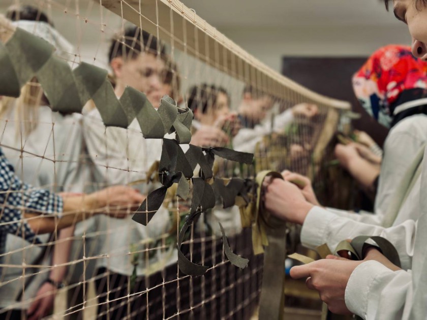 Мастер-класс по плетению маскировочных сетей провели в Красногорске