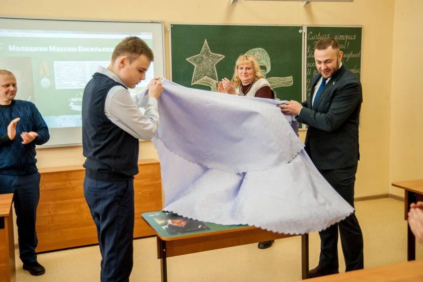 В красногорском образовательном центре «Созвездие» открыли Парту Героя в честь участника СВО
