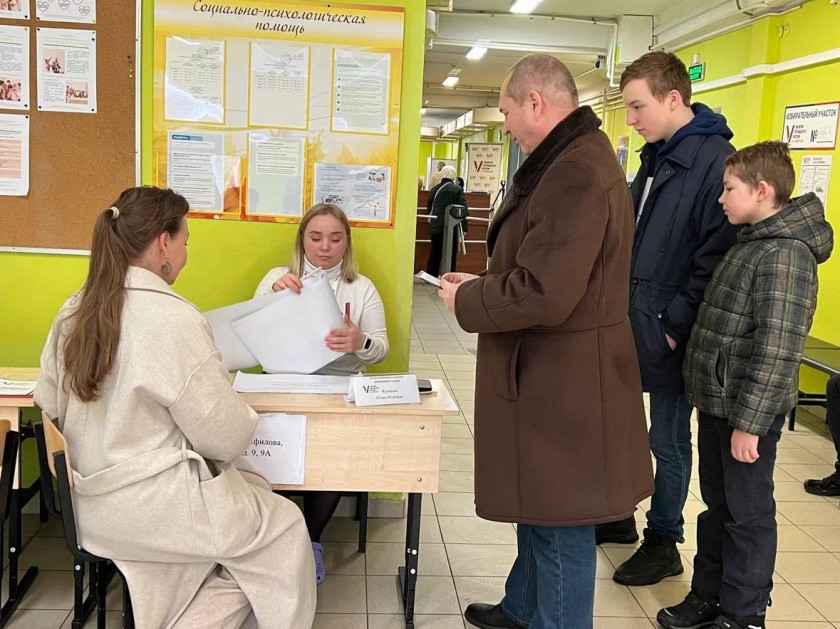Многодетная семья Суворовых исполнила свой гражданский долг и проголосовала на выборах Президента Российской Федерации
