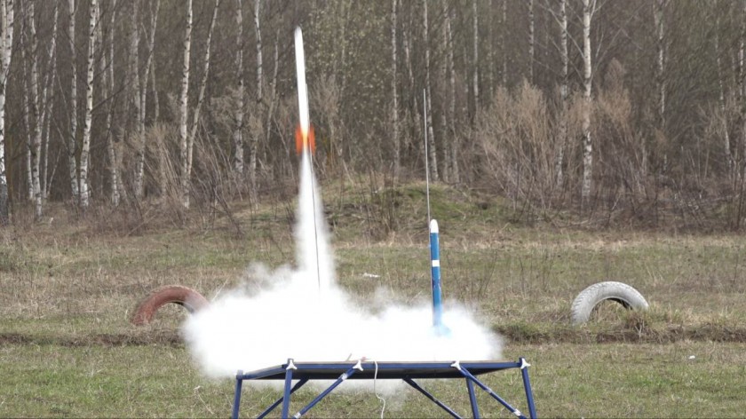 Ученики красногорского авиамодельного клуба "ЗИГЗАГ" Нахабинской средней школы №3 запустили модели ракет в честь Дня космонавтики 