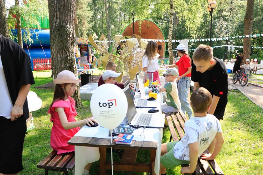 В парке «Сказочный» отметили День молодёжи, собрав свыше 200 гостей 