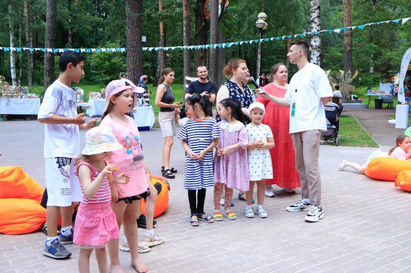 В парке «Сказочный» отметили День молодёжи, собрав свыше 200 гостей 
