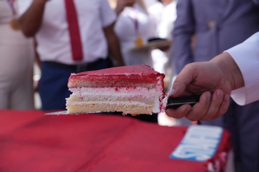 Мука, сливки и искусство: красногорские кондитеры представили торт-рекордсмен на выставке «Россия»