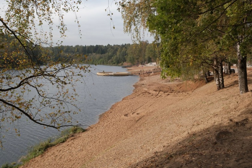 В Красногорске проходит благоустройство набережной вдоль реки Синичка