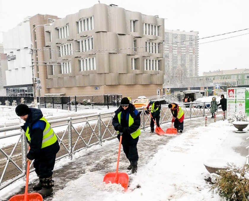 Красногорские дорожные и коммунальные службы оперативно устраняют последствия снегопада 