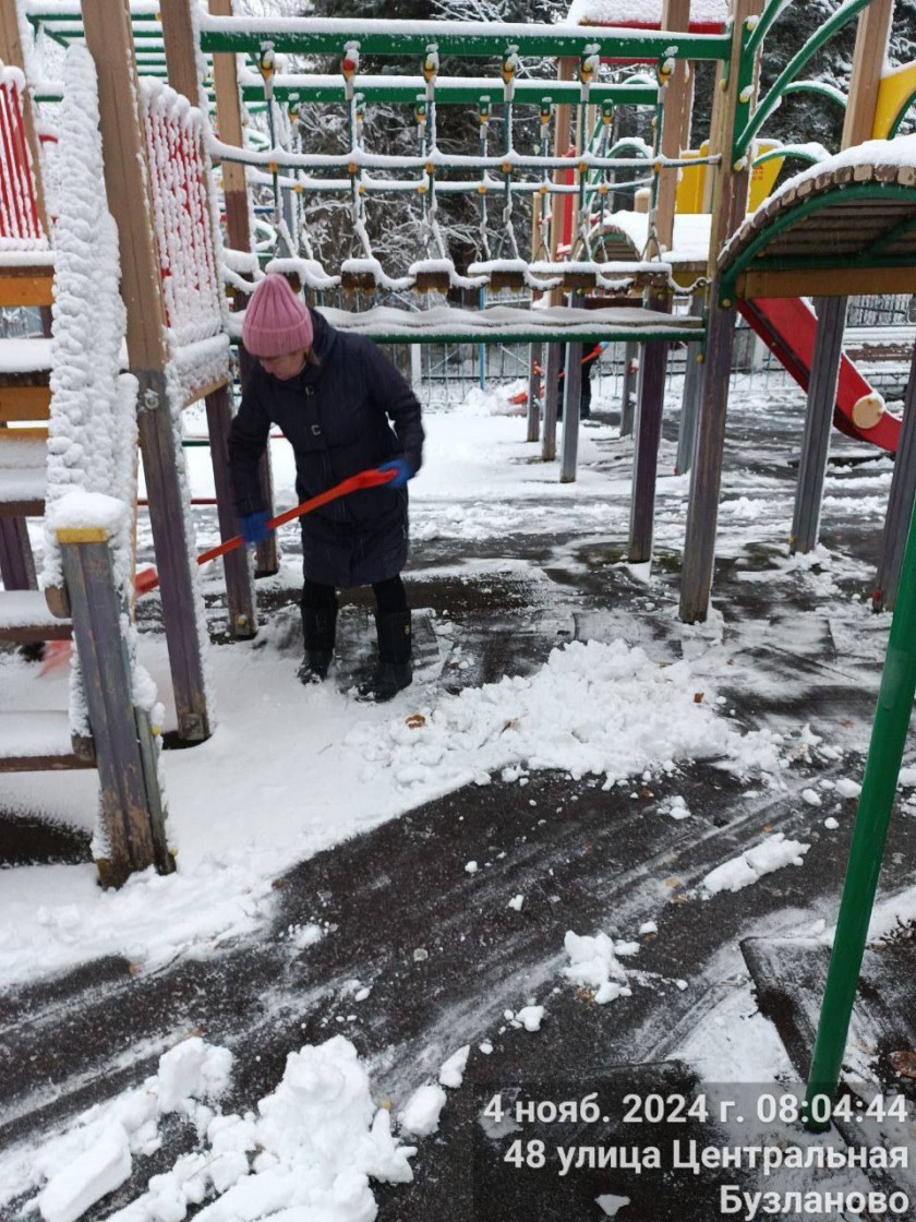 Красногорские дорожные и коммунальные службы оперативно устраняют последствия снегопада 