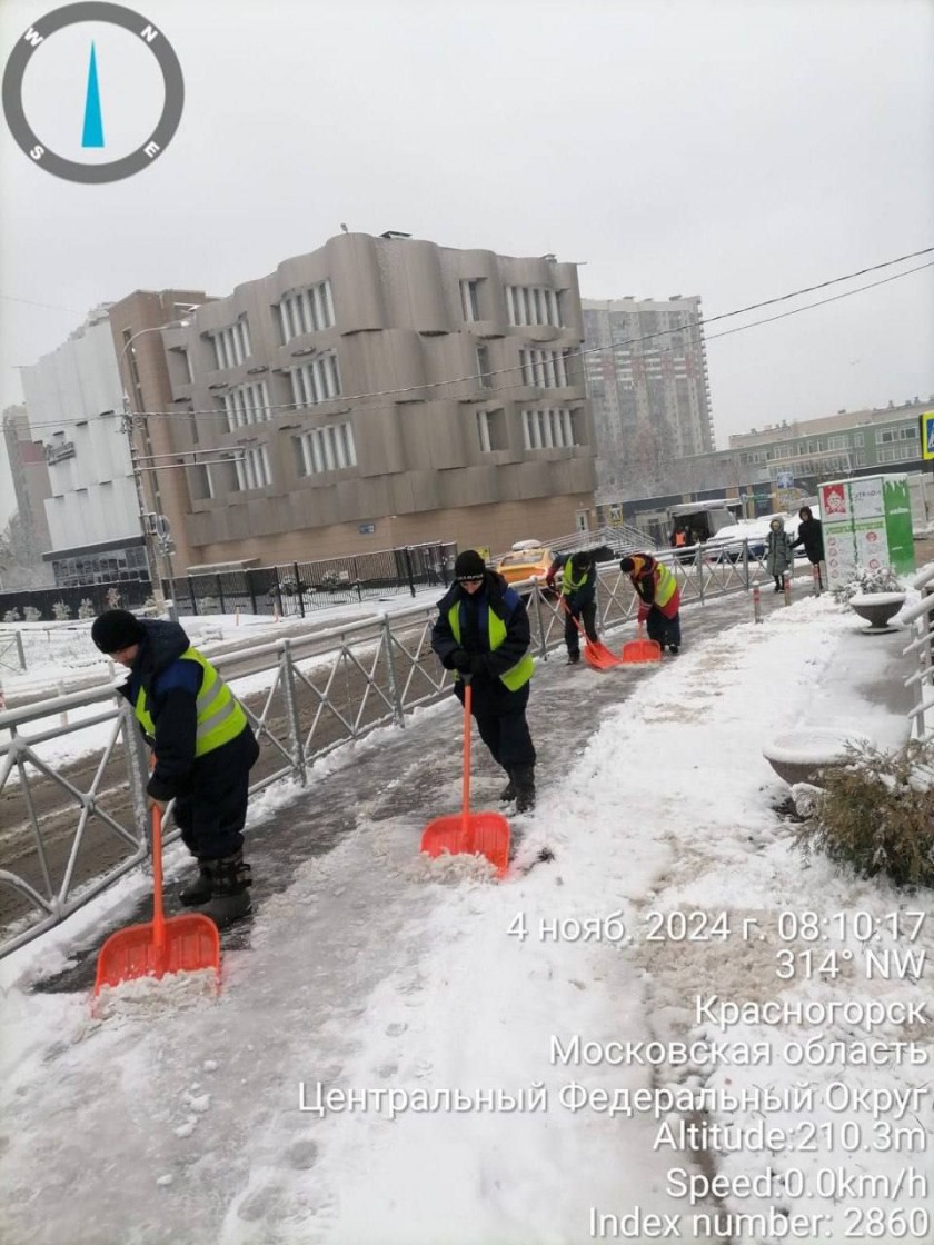 Красногорские дорожные и коммунальные службы оперативно устраняют последствия снегопада 