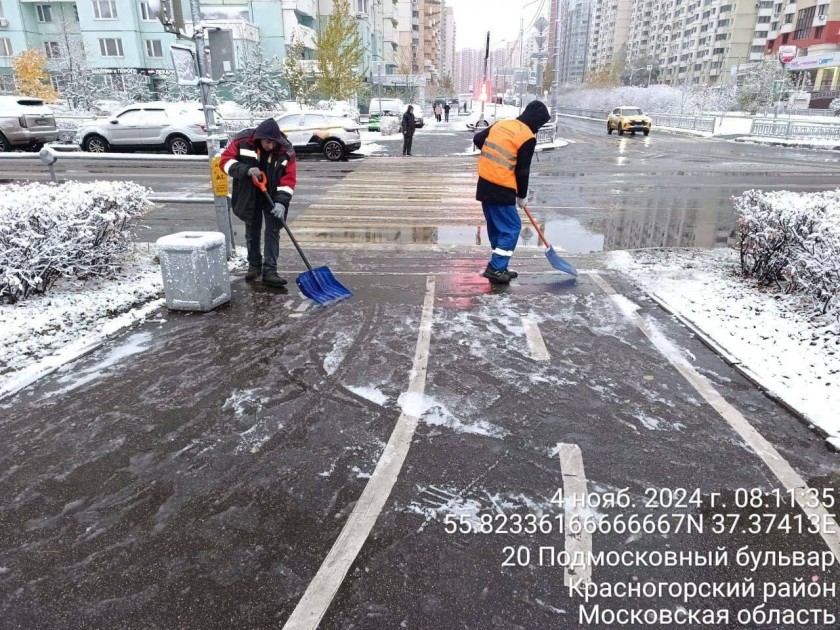 Красногорские дорожные и коммунальные службы оперативно устраняют последствия снегопада 