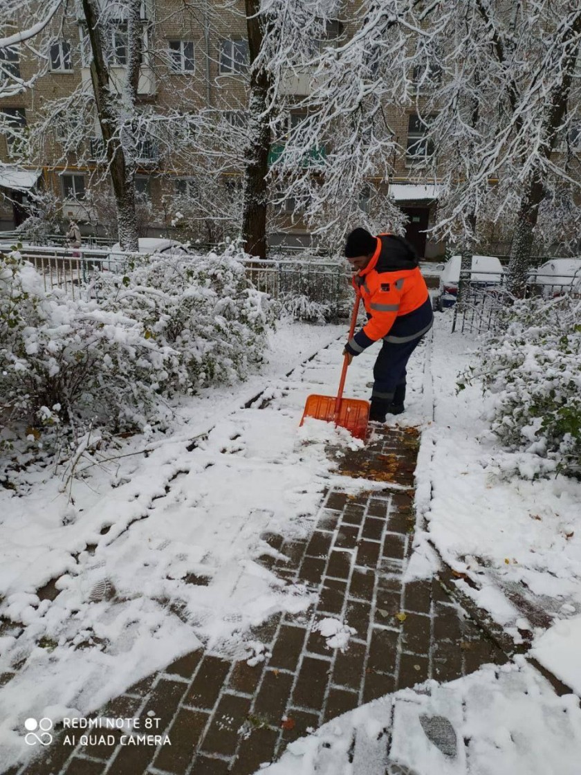 Красногорские дорожные и коммунальные службы оперативно устраняют последствия снегопада 