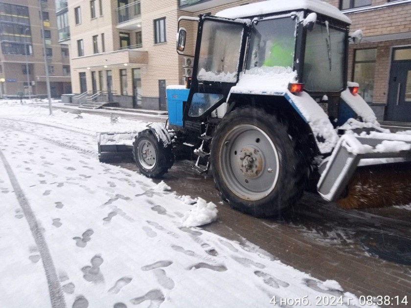 Последствия снегопада сегодня с раннего утра ликвидировали в Красногорске: работа велась на всех территориях, начиная с дворовых и общественных пространств до дорог и проездов. 