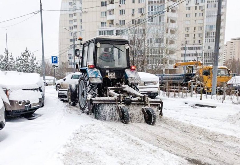 Коммунальные и дорожные службы Красногорска продолжают работы по ликвидации последствий сильного снегопада, который не прекращался со вчерашнего утра