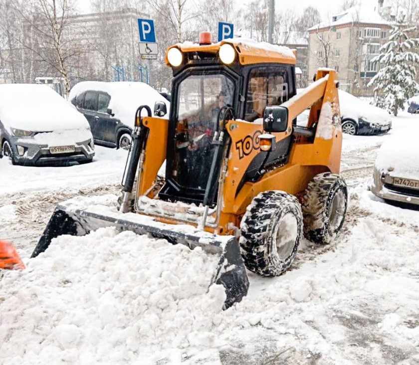 Коммунальные и дорожные службы Красногорска продолжают работы по ликвидации последствий сильного снегопада, который не прекращался со вчерашнего утра