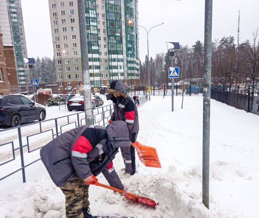 Коммунальные и дорожные службы Красногорска продолжают работы по ликвидации последствий сильного снегопада, который не прекращался со вчерашнего утра