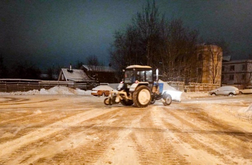 С самого раннего утра в Красногорске продолжается масштабная уборка снега. Рабочие и спецтехника трудятся над поддержанием чистоты в округе