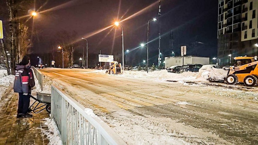 С самого раннего утра в Красногорске продолжается масштабная уборка снега. Рабочие и спецтехника трудятся над поддержанием чистоты в округе