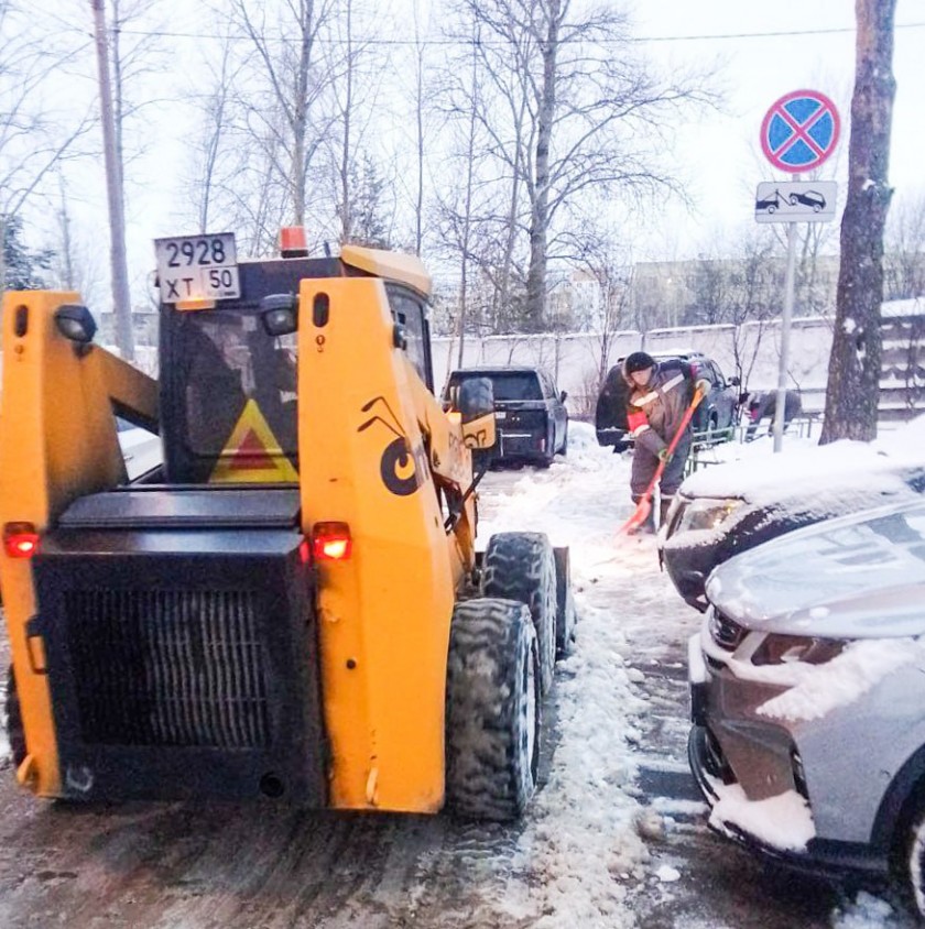 Коммунальные и дорожные службы городского округа Красногорск продолжают уборку снега 