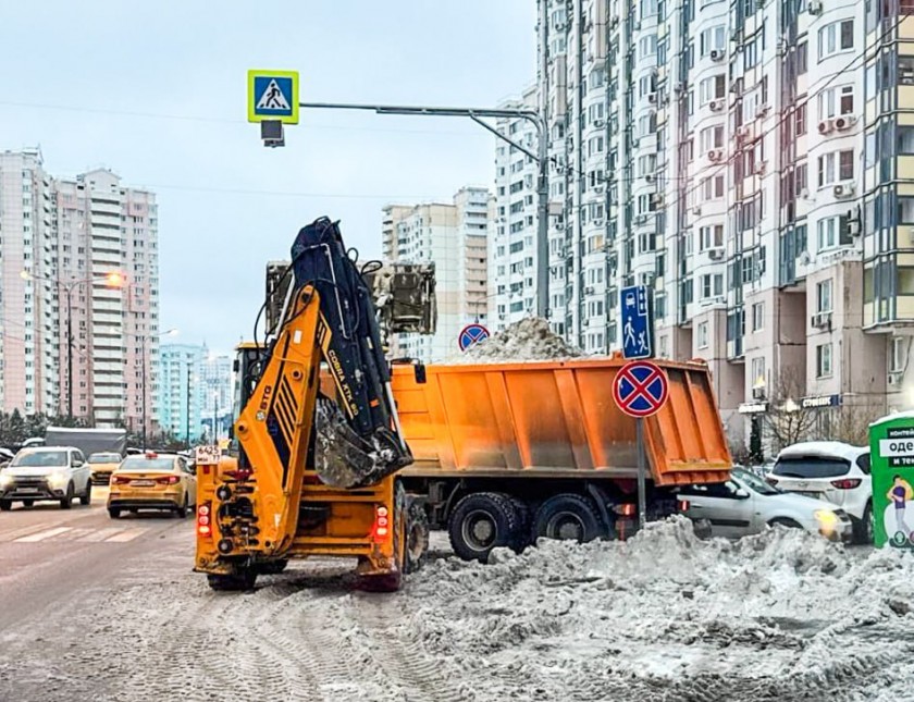 Коммунальные и дорожные службы городского округа Красногорск продолжают уборку снега 