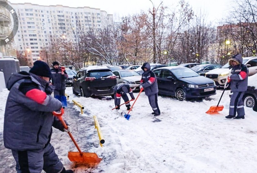 Коммунальные и дорожные службы городского округа Красногорск продолжают уборку снега 