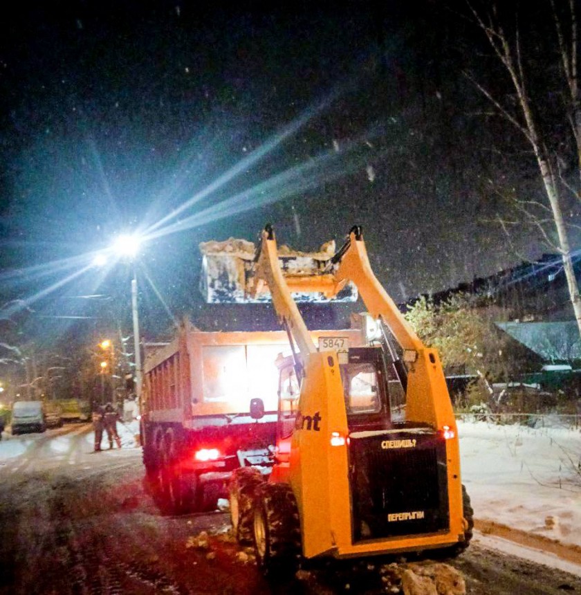 Профильные службы на ежедневной основе продолжают очищать от снега дворы, тротуары, общественные пространства, подходы к социальным обьектам и остановкам транспорта. 