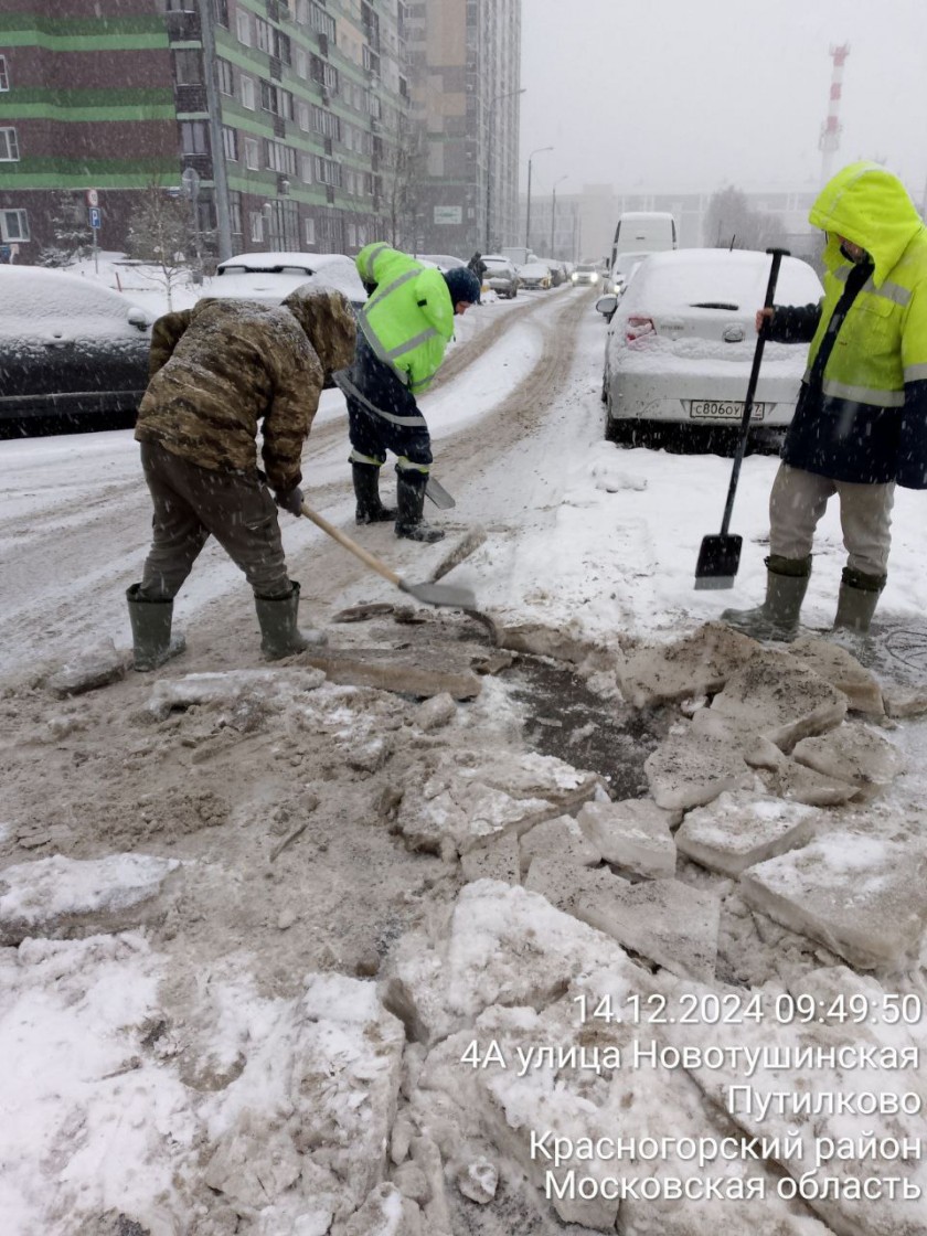 Городские службы продолжают активную уборку снега 