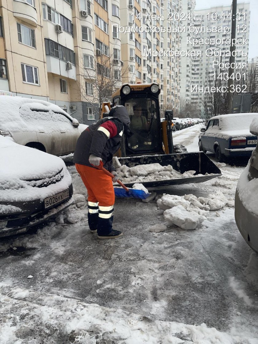 Городские службы продолжают активную уборку снега 