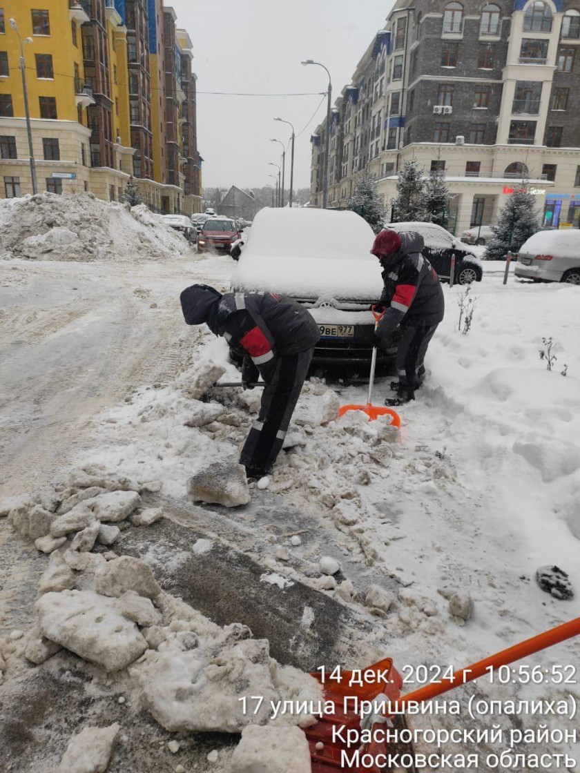 Городские службы продолжают активную уборку снега 