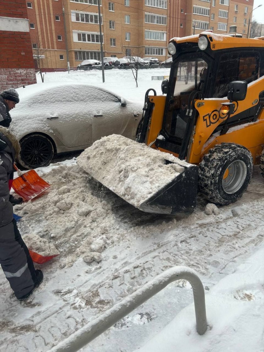 Городские службы продолжают активную уборку снега 