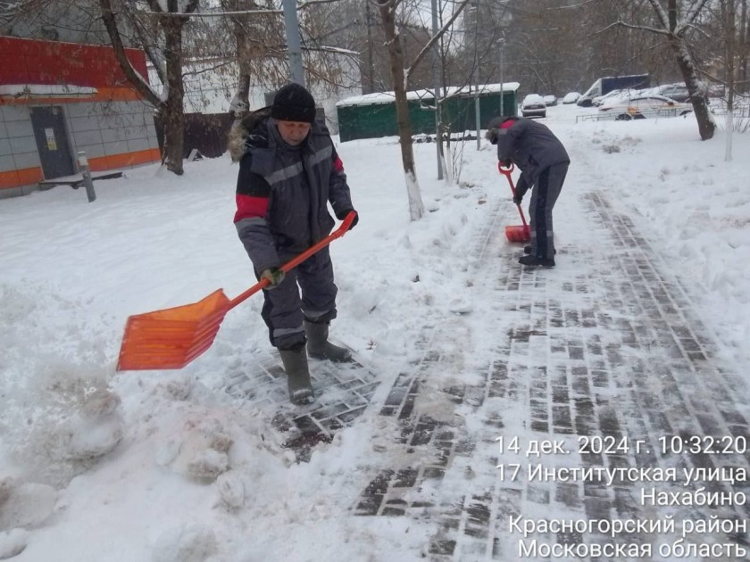 Городские службы продолжают активную уборку снега 