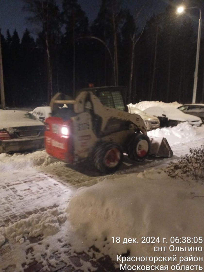 Городские службы проводят уборку снега 