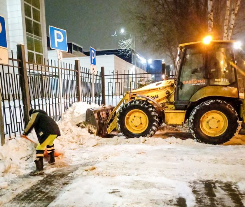 В Красногорске ведется работа по уборке снега и наледи 