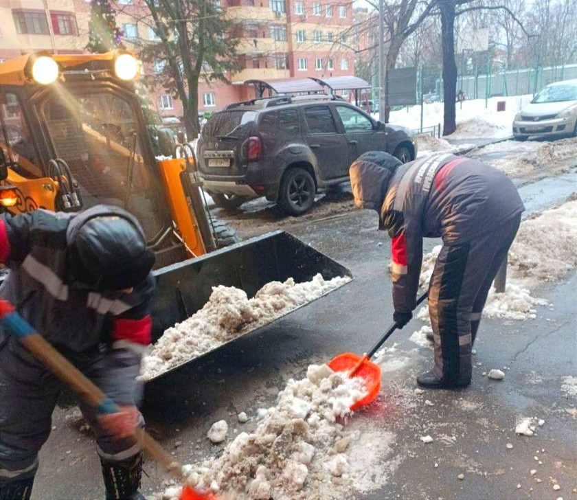 Улицы, дворы, проезды и общественные территории Красногорска очищаются от снега, обрабатываются противогололедной смесью для предотвращения скольжения 