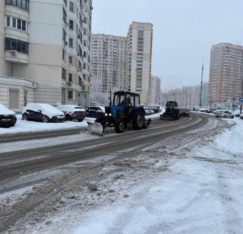 По всему округу продолжается активная работа по ликвидации последствий снегопада