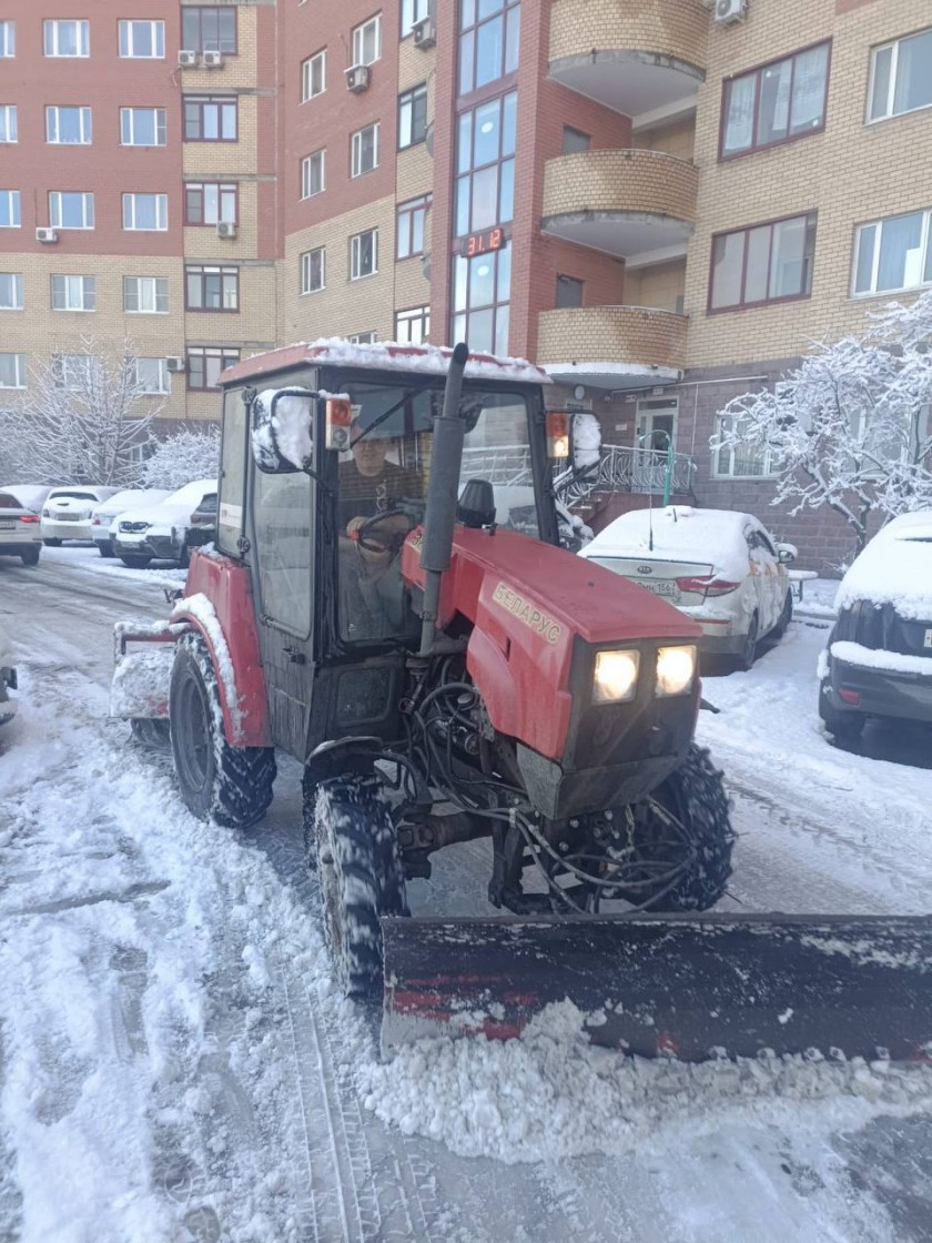 Даже в канун Нового года работники коммунальных и дорожных служб округа продолжают усиленно бороться с последствиями снегопада и проводить комплексную уборку территорий