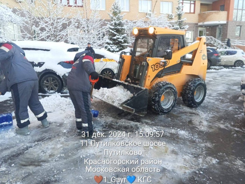 Даже в канун Нового года работники коммунальных и дорожных служб округа продолжают усиленно бороться с последствиями снегопада и проводить комплексную уборку территорий