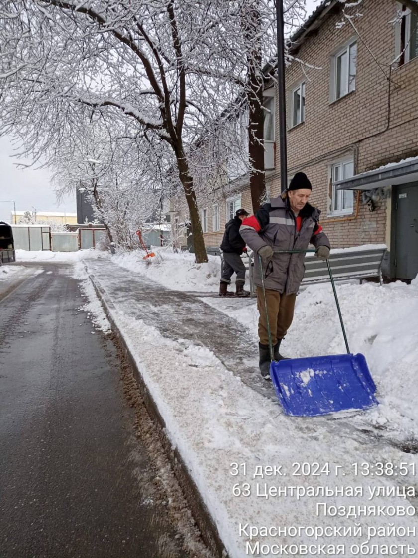 Даже в канун Нового года работники коммунальных и дорожных служб округа продолжают усиленно бороться с последствиями снегопада и проводить комплексную уборку территорий