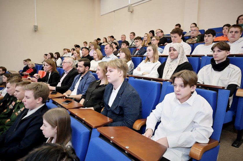 В преддверии Дня студента в Московском областном филиале РАНХиГС прошла церемония вручения паспортов школьникам