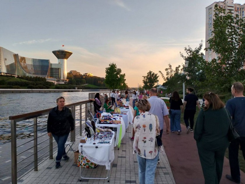 На живописной набережной в открытом амфитеатре в Павшинской пойме прошёл «Летний вечер у реки» 